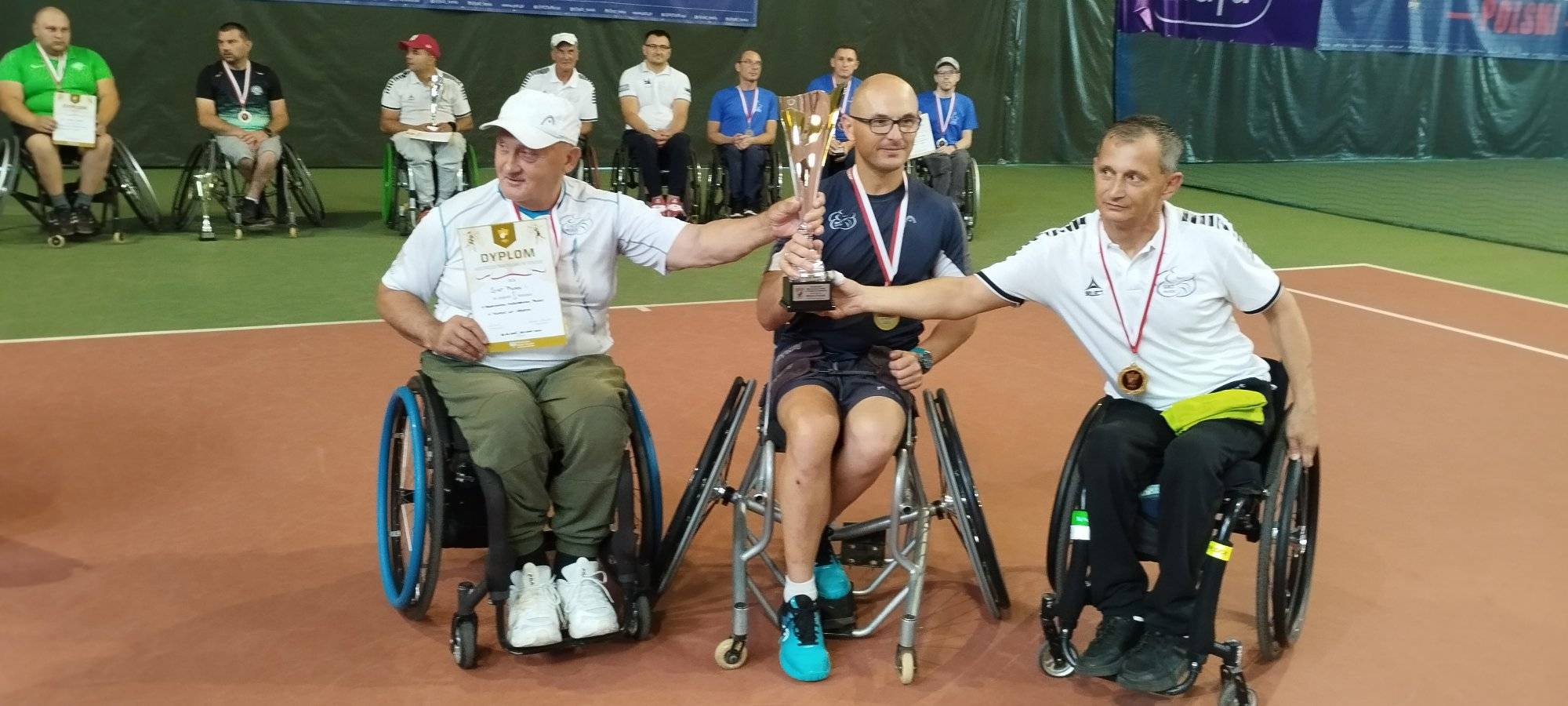 Kamil Fabisiak oraz Dominik Bukała trzymający puchary za wygrany turniej