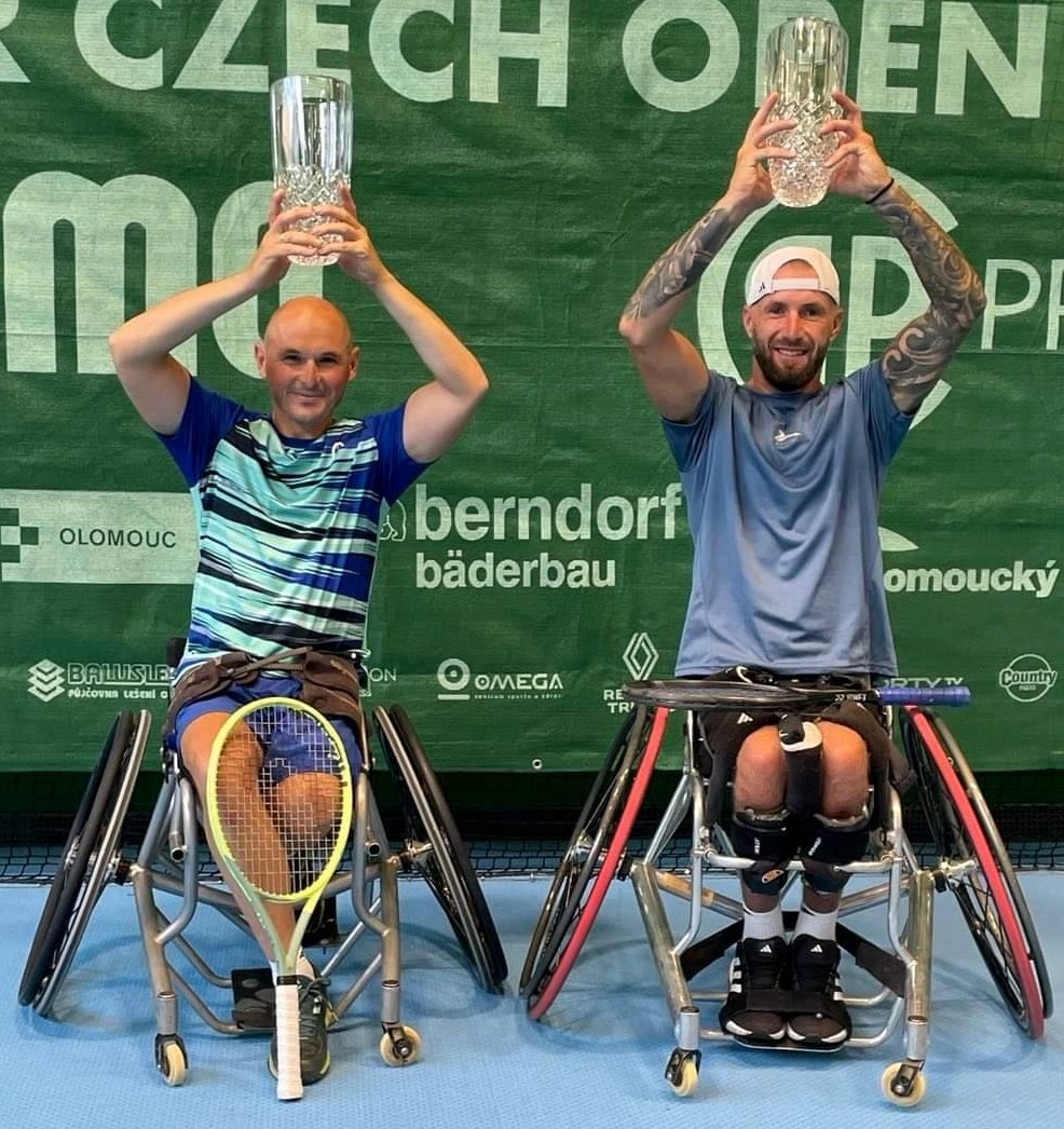 Kamil Fabisiak oraz Dominik Bukała trzymający puchary za wygrany turniej